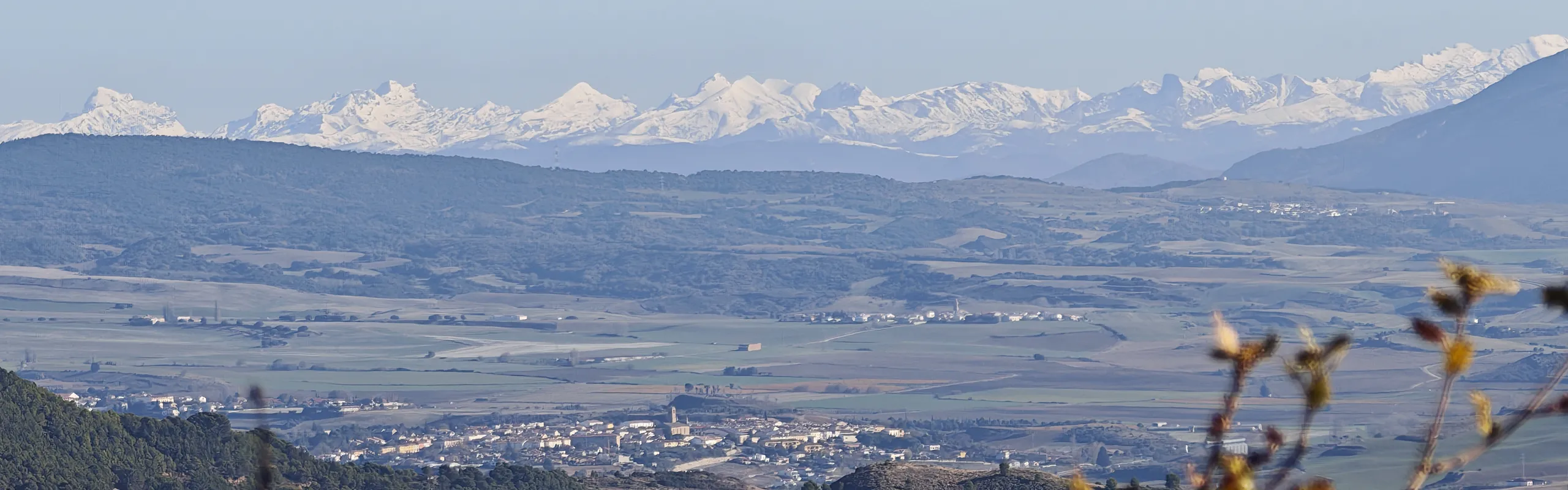Pirineos y Obanos en primer plano